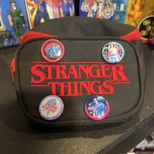 STRANGER THINGS Borsa da cintura Loungefly edizione limitata Fanny Pack. Con spille - Foto 1 di 9