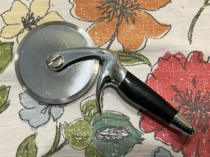 KitchenAid 18/8 Edelstahl Pizzarad Schneider Schwerlast schwarz - Bild 1 von 4