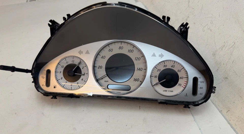 Cuadro de instrumentos velocímetro Mercedes Benz W211 E550 E350 2007-2009 OEM Foto 1 de 4