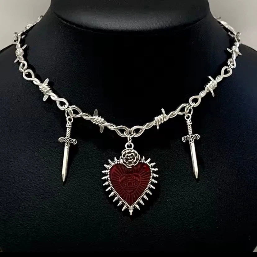 Красное сердце меч роза колючей проволоки ожерелье женщин Gothic Хэллоуин панк 19 в новый - Изображение 1 из 1