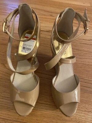 MICHAEL BY MICHAEL KORS GABRIELLA PEEP TOE CUÑA CHAROL NUDE TALLA 9 ¡USADO EN EXCELENTE ESTADO! Foto 1 de 4