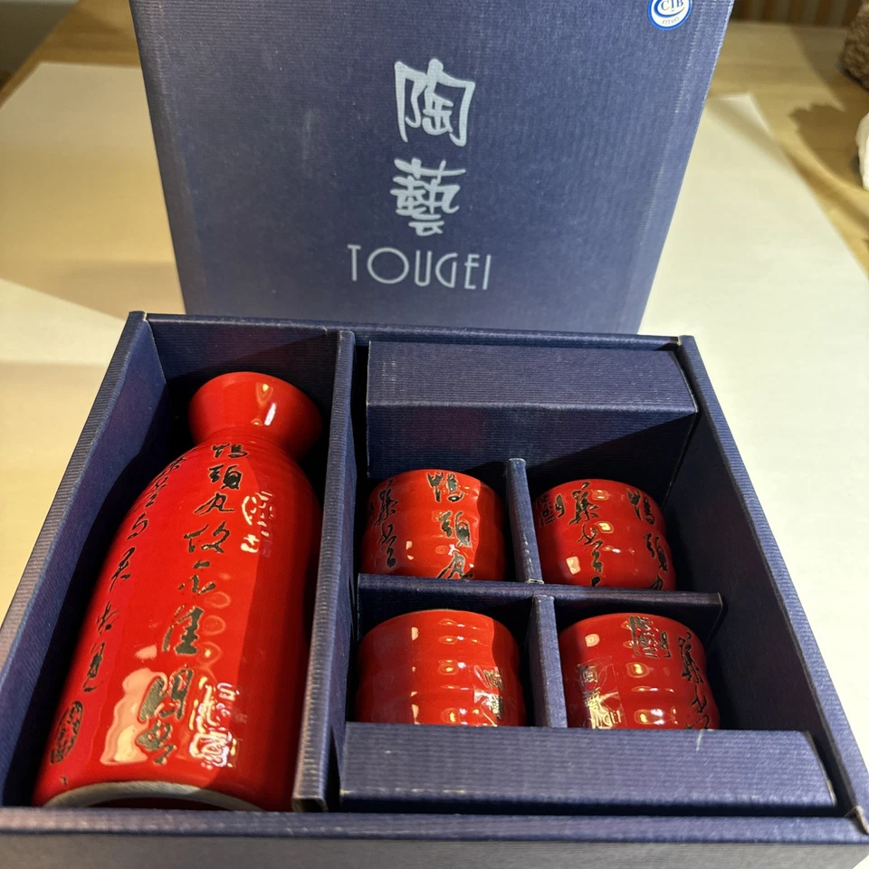 Juego de sake rojo y negro Tougei japonés artesanal cerámica 4 tazas en caja NUEVO.  Foto 1 de 4