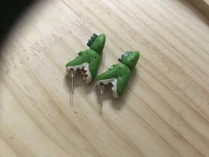 2 Paar 3D Polymer Ton Ohrringe limettengrün Krokodil & blaue Katzen - Bild 1 von 4