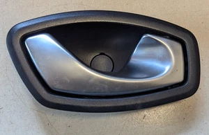 RENAULT CLIO MANIGLIA PORTA INTERNA POSTERIORE DESTRA GUIDATORE 2015 MK4 (12-16) 826720001R - Foto 1 di 8
