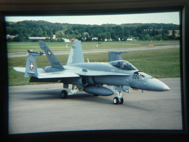 scivolo aereo militare Swiss Air Force F/A-18 J-5025 Dubendorf 2003 (BZZ5) - Immagine 1 di 1