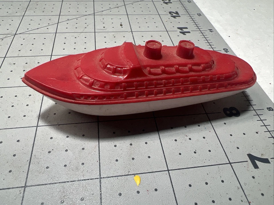 Barco de juguete de plástico duro vintage Banner EE. UU. 4" rojo y amarillo Foto 1 de 3