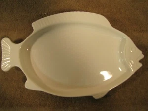 Pfaltzgraff~HEARTH 246~Fish~SEAFOOD BAKE 'N SERVER~WHITE STONEWARE~OVEN/MICRO - Picture 1 of 2