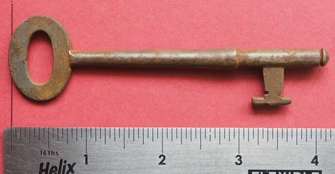 ANTIQUE  COLLECTABLE Circa 1890  VICTORIAN  105 mm  DOOR - CUPBOARD METAL KEY Cover