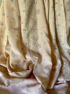 Antigua cubierta de cama de encaje de tela floral vintage Shabby Cottage ~ albaricoque - Imagen 1 de 12