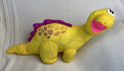 1991 Fisher Price Pelúcia Puffalump Dino Roar Stegosaurus Dinossauro Nylon Amarelo - Imagem 1 de 4