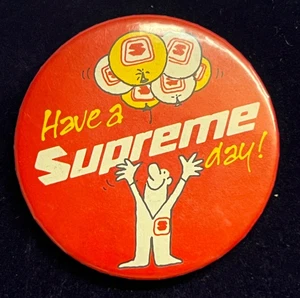 VINTAGE ‘HAVE A SUPREME DAY’ AMERICAN BUTTON PIN BADGE - Foto 1 di 3