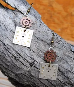 Ohrringe Schmuck Uhr Zifferblätter mit Bronze Zahnrädern Upcycling Steampunk Mode Kunst - Bild 1 von 1