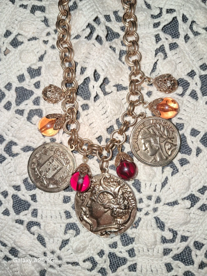 ЧИТАЙТЕ*Неподписанное винтажное ожерелье 1980-х с искусственными французскими монетами янтарь и филигрань - Изображение 1 из 4