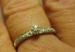 ANILLO BRADFORD EXCHANGE BGE PLATA ESTERLINA CONJUNTO CON 9 PEQUEÑOS DIAMANTES TALLA X - Imagen 1 de 2