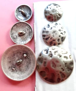 1 Stück Mantel Metall Knopf altsilbern geklopfte Optik Botón Düğme Guzik Gomb - Picture 1 of 5