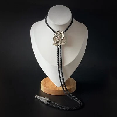 Hecho a mano Plata Rosa Bolo Corbata Aleación Occidental PU Cuerda Boda Collar Regalo Foto 1 de 4