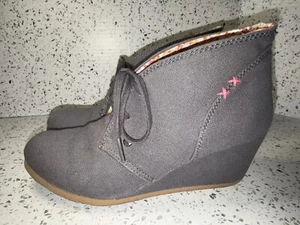 Mad Love Wedge Boots Gray Faux Suede Lace Up Ankle Boots Women’s Size 8 - Picture 1 of 9