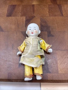 3 1/2 ZOLL ANTIKE PORZELLAN JUNGE PUPPE ZUSAMMENGEHALTEN MIT SCHNUR - TEILWEISE BEKLEIDET - Bild 1 von 7