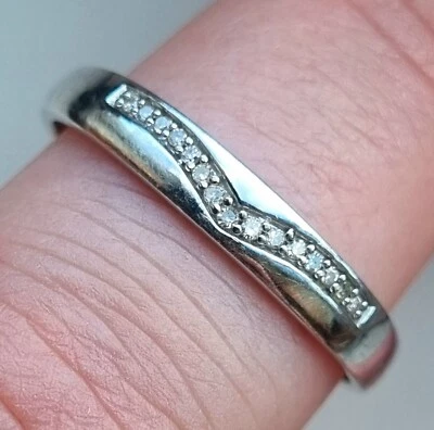 Hallmarked 9ct White Gold Diamond Chevron Half Eternity Ring Size V 1.9g - Image 1 of 4