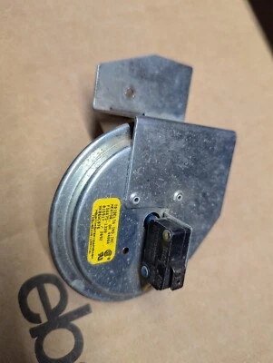 Carrier Furnace Pressure Switch Part#  HK06WC076  Tridelta  # FS6675-1320 - Image 1 of 4