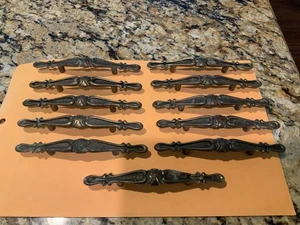 "Lote 11 perillas de tiradores de cajón de gabinete dorado antiguo HYER 60-4902 3"" C ~ 6"" de largo" - Imagen 1 de 7