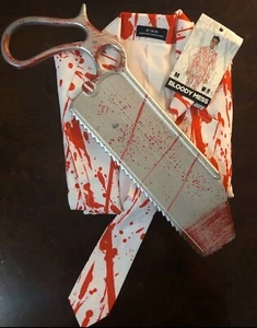 Bluttropfanzug, rot, mit Jacke, Hose & Krawatte PLUS BLUTIGE SÄGE ALLES NEU ~ MED - Bild 1 von 12