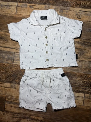 Conjunto de roupa Volcom bebê meninos 12M – conjunto combinando camisa e shorts brancos com botões - Imagem 1 de 4