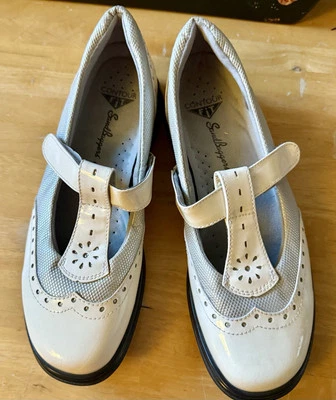 Botines de golf Sandbaggers Riley blancos/estaño correa en T zapatos de cierre fácil para mujer talla 9” Foto 1 de 4