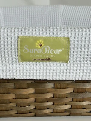 Carrito de pañales Sara Bear de Munchkin con inserto de algodón blanco. Foto 1 de 4