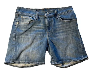"Pantalones cortos para mujer Levi's de longitud media talla 29 lavado medio denim etiqueta azul entrepierna de 5""" - Imagen 1 de 10