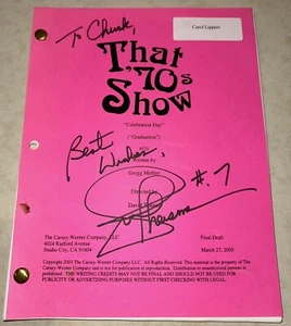 2003 That 70s Show Borrador Final Guión #525 “Graduación” con Joe Theismann Auto - Imagen 1 de 9