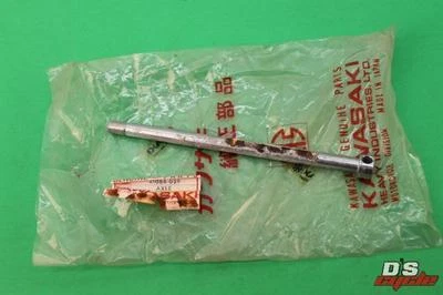 KAWASAKI 1967 1994 C2SS GT3R MC1 KD80 KH100 KE100 FRONT WHEEL HUB AXLE 41068-039 - Image 1 of 4