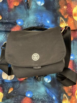 Bolso negro para cámara doméstica Crumpler 5 millones de dólares H24 Foto 1 de 4