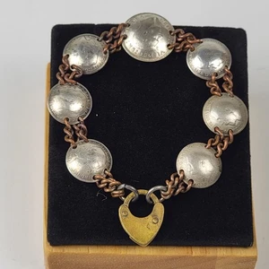Pulsera moneda británica vintage corazón candado broche metal mezclado años 40 seis peniques - Imagen 1 de 13
