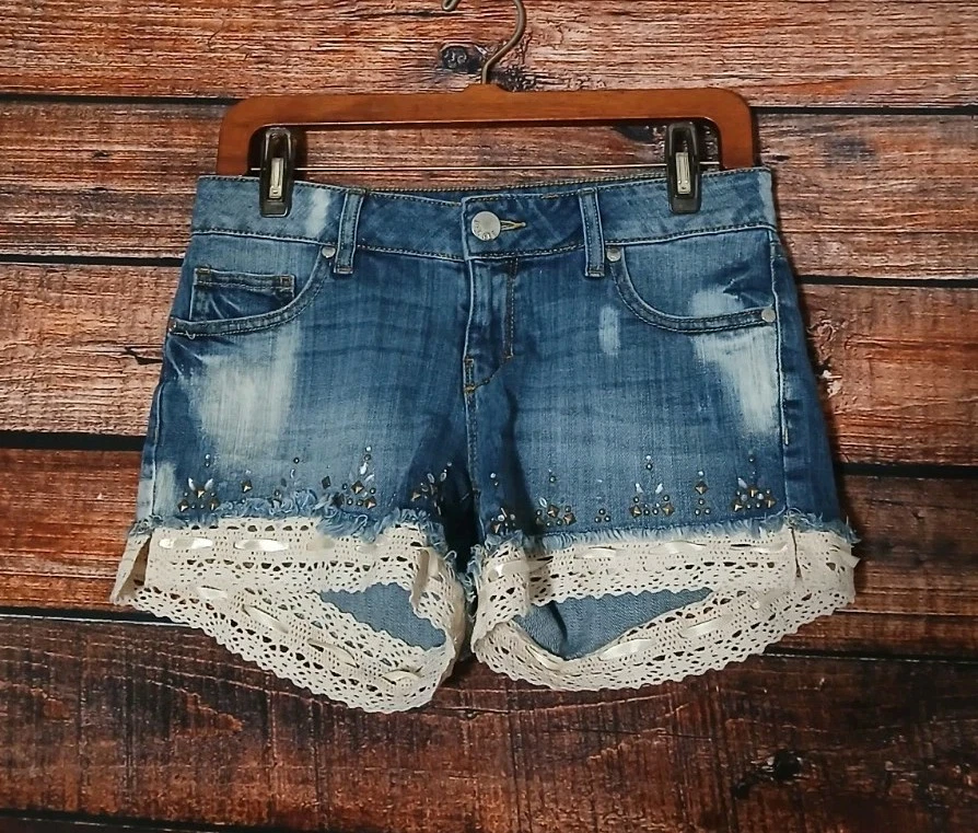 Pantalones Cortos Decree Jean Talla 7 Adornados Tiro Bajo Ribete de Encaje Lavado Oscuro Denim Elástico Foto 1 de 4