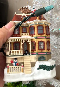 De colección 2001 Casa Victoriana HALLMARK RECUERDO Adorno de Navidad Luz Movimiento Sonido Enchufe - Imagen 1 de 13
