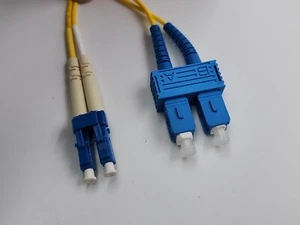 Cable de conexión de fibra monomodo 3M LC UPC a SC UPC dúplex 2,0 mm PVC 9/125 amarillo - Imagen 1 de 7
