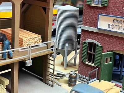 O GAUGE GRAIN SILO ready to go, can use with LIONEL and MTH Railroad layouts - Image 1 of 4