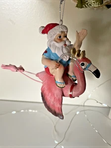 Place & Time Weihnachtsmann fliegender Flamingo Christbaumschmuck Neu mit Etikett Vogel JoAnn 2024 - Bild 1 von 8