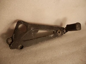 KAWASAKI GT750 LADO IZQUIERDO ESTRIBA TRASERA SOPORTE COLGADOR GT 750 GT550 GT 550 - Imagen 1 de 6