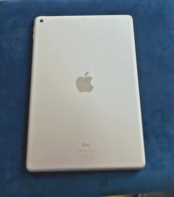 iPad 10.2 - 8a generazione 32 GB - WiFi - Argento / PARI AL NUOVO - Immagine 1 di 4