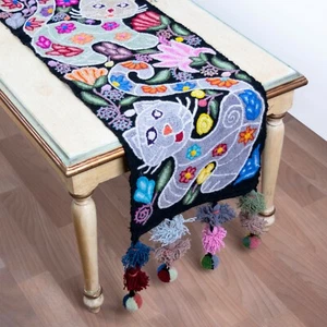 Corredor de mesa negro hecho a mano ""Gatos encantadores", patrones bordados de corredor de mesa - Imagen 1 de 4