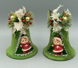 2 Vintage 60er Jahre beflockte Glocke Diorama Weihnachtsschmuck Kunststoff Stechpalme Top - Bild 1 von 9