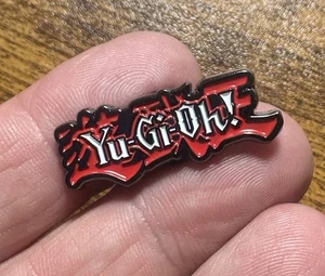 Yu-Gi-oh! Emaille Pin Logo Japan Karte Videospiel Gameboy Nintendo Mütze Revers Tasche - Bild 1 von 2