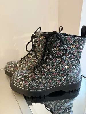 Botas de Moto Anthropologie X Sincerely Jules Harley Cremallera Lateral Ditsy Floral Talla 8.5 Foto 1 de 4