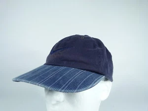 Cappello snapback Nike blu con logo swoosh e tesa a righe - Foto 1 di 7