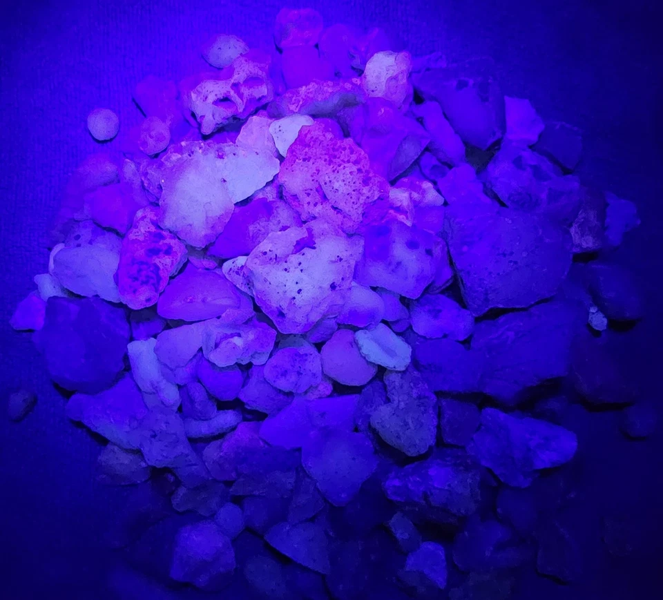 BULK FLUORESCENT - 3kg - Rough Quartz Crystals (Carnelian / Agate / Chalcedony - image 1 of 1