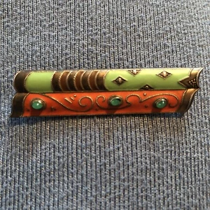 Prendedor de pergamino de plata esterlina astro húngaro de colección esmalte verde y rojo piedras verdes - Imagen 1 de 7