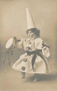 Antike RPPC Echt Foto Postkarte gruselig seltsam seltsam Clown Puppe Tamburin - Bild 1 von 8