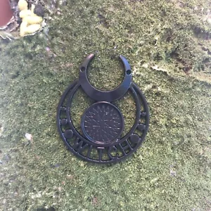 Colgante de metal artesanal mágica para artesanía mágica de bruja negra de 1,6" pulgadas - Imagen 1 de 1